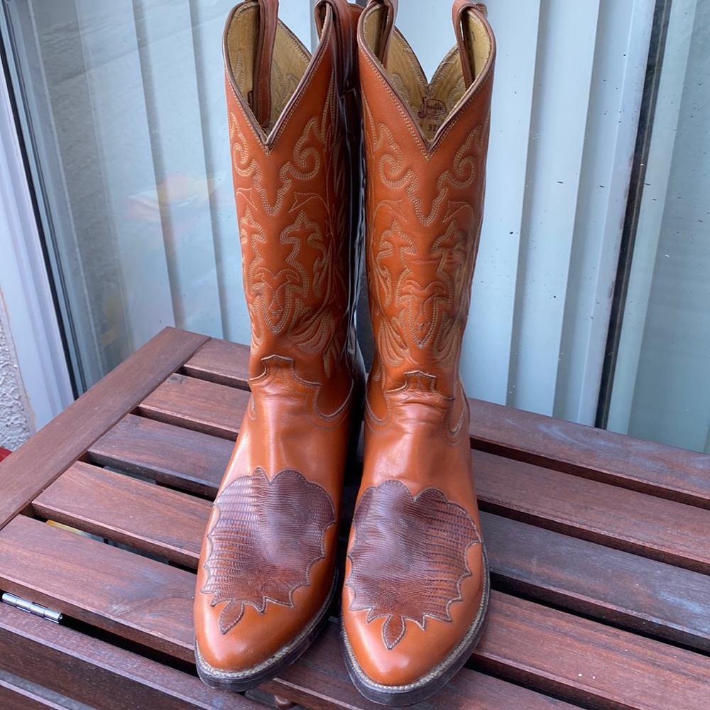 Justin Men’s Vintage western boots, size 11 D, Brown/rust color, lizard inlay.